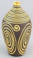Iparművészeti Vállalat retro kerámia váza csíkos díszítéssel. Kézzel festett, jelzett, kis mázhibával . 21 cm