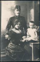 cca 1900-1910 Katona családjával, vintage fotólap, hátoldala kissé foltos, 15x10,5 cm