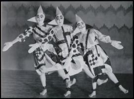 cca 1935 Marionettfigurák a táncteremben, Hegyei Tibor (1898-1935) budapesti fotóművész felvétele, 1 db mai nagyítás jelzés nélkül, 17,7x24 cm
