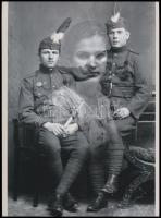 cca 1924 Bajtársak nagy bajban: ugyanarra leányra gondolnak, ,,szellemképes felvétel, Gráf Rudolf egri fényképész hagyatékából 1 db mai nagyítás, 24x17,7 cm