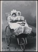 cca 1910 Gráf Rudolf egri fényképész hagyatékából 1 db mai nagyítás (babák a gyermekkocsiban), 24x17,7 cm