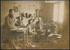 cca 1914-1918 Katonai cipészműhely, fotó, hátoldalán ragasztásnyomokkal, 17x12 cm / Military shoemaker workshop, photo