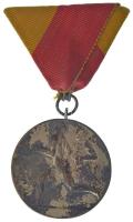 ~1940. Ezüstözött bronz katonai díjérem gravírozás nélkül, mellszalagon (40mm) T:2 patina