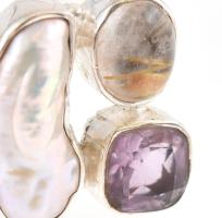 Ezüst(Ag) opál, ametiszt és gyöngy díszítéssel, jelzett, méret: 53, bruttó: 9,36 g