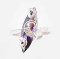 Ezüst(Ag) indás gyűrű lila kővel, jelzett, méret: 54, bruttó: 4 g