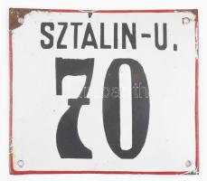 Sztálin-u. 70. zománcozott fém házszámtábla, zománcsérülésekkel, 15x13 cm