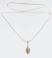 Ezüst(Ag) kígyó nyaklánc zöld köves medállal, jelzett, h: 38 cm, bruttó: 5,1 g