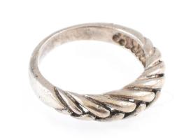 Ezüst(Ag) fonott gyűrű, jelzett, méret: 54, nettó: 3,6 g
