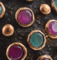 Ezüst(Ag) gyűrű nyers smaragddal és rubinnal, jelzés nélkül, méret: 53, bruttó: 18,8 g