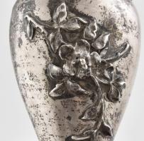 Ezüst (Ag) szecessziós vázácska, plasztikus virágdíszítéssel. Jelzett, korának megfelelő állapotban,...
