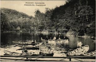 Pozsony, Pressburg, Bratislava; Vaskutacska, csónakok. G. Hrachy kiadása / Eisenbrünnel / Eisenbründl / spa, lake, rowing boats