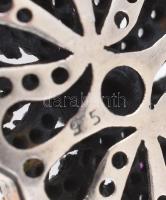 Ezüst(Ag) kövekkel gazdagon kirakott fülbevalópár, szintetikus rubinnal, jelzett, h: 4,5 cm, laza ka...