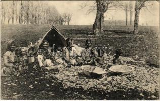 1912 Balaton, Teknővájó cigányok a parton (EK)