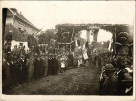 1940 Nagybacon, Nagy-Baczon, Batanii Mari; bevonulás, díszkapu Isten hozott felirattal, EMKE daloskör zászlója / entry of the Hungarian troops, decorated gate, Hungarian flags. photo + MAGYAR KIR. POSTA 518