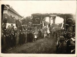 1940 Nagybacon, Nagy-Baczon, Batanii Mari; bevonulás, díszkapu "Isten hozott" felirattal, EMKE daloskör zászlója / entry of the Hungarian troops, decorated gate, Hungarian flags. photo + "MAGYAR KIR. POSTA 518"