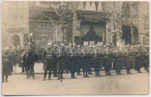 1927 Budapest VII. Vitéz Nagy Pál tábornok volt hadi parancsnok temetése, díszszázad sorakozóban várja a halottaskocsit, háttérben Gambrinus söröző és vendéglő. Schäffer Ármin udvari fényképész felvétele. photo (ragasztónyom / glue marks)