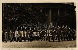 1930 Budapest, részlet a Szent István napi körmenetből Szent Imre évben (Horthy Miklós, alabárdosok)