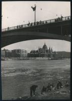 Szöllősy Kálmán (1887-1976): Bp., Margit híd a Parlamenttel, hátoldalán pecséttel jelzett fotó, 17,5x12 cm