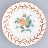 Antik kézzel festett népi fajansz tányér, jelzett: Hollóháza, sérülésekkel, d: 22,5 cm