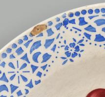 Antik kézzel festett népi fajansz tányér, jelzés nélkül, sérült, d: 22,5 cm