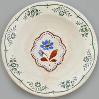 Antik kézzel festett népi fajansz tányér, jelzett: Wilhelmsburg, sérült, d: 23 cm