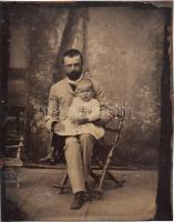 cca 1900-1910 Férfi és kisgyerek, ferrotípia, kissé sérült, 8×6,5 cm