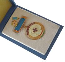 ~1975. "Magyar Vöröskereszt Kiváló Véradó" festett, műgyantás kitüntetés eredeti tokban, m...