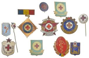 Románia ~1950-1970. 12db-os (11xklf) egészségügyi, vöröskeresztes fém jelvénytétel, több zománcozott darabbal. Közte zománchibás és tűhiányos darabok T:1-2- Romania ~1950-1970. 12pcs (11xdiff) medical and red cross metal badges, with several enameled pcs. Among them are pcs with enamel defects and missing pins C:UNC-VF