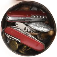 Vegyes bolha tétel, Tangó paszta pléhdobozban, d: 10,5 cm (Bicska, pecsétnyomó, sörnyitó)