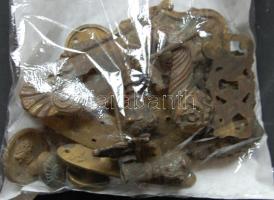 Antik kis bútordísz tétel rézből, mint: kilincsek, zárdíszek és fogantyúk