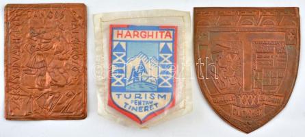 50db-os vegyes, főleg román jelvényekből, lemezplakettekből és felvarrókból álló tétel fém dobozban,...