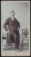 cca 1900 Bajszos úr egészalakos portréja, keményhátú kabinetfotó Szigeti budapesti műterméből, 20,5x11 cm
