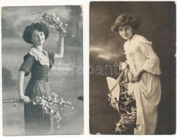 31 db RÉGI motívum képeslap vegyes minőségben: hölgyek / 31 pre-1945 motive postcards in mixed quali...