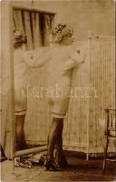 Erotikus meztelen hölgy térdharisnyában / Erotic vintage nude lady in stockings (non PC) (fl)