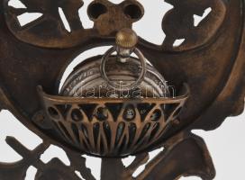 Bronz zsebóra tartó állvány antik hatású díszítéssel. Egy régi zsebórával (nem működik) 19x14 cm