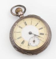 Bronz zsebóra tartó állvány antik hatású díszítéssel. Egy régi zsebórával (nem működik) 19x14 cm