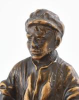 Tekéző fiú bronz szobor, márvány talapzaton 16 cm