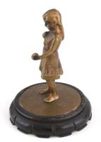 Golyózó lány. bronz szobor, fa talapzaton 14 cm