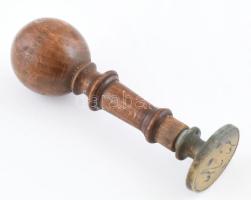 Pecsétnyomó réz, fa nyéllel 6 cm