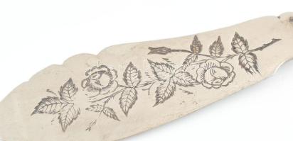 Rózsás díszítésű sajtvágó kés. Csont nyéllel 19 cm