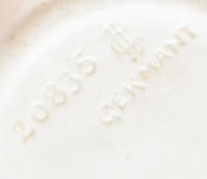 Harmonikás kutyával. Kézzel festett, mázas kerámia. d: 10 cm