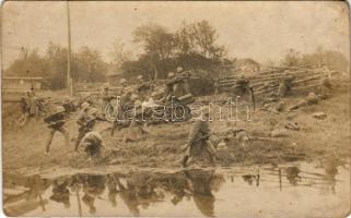 Osztrák-magyar katonák harc közben / WWI Austro-Hungarian K.u.K. military, soldiers during battle. photo (EK)
