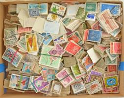 Sok ezer darab magyar és külföldi bélyeg dobozban ömlesztve