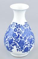 Kínai váza, porcelán, mázalatti kobaltkék virágdíszítménnyel, jelzett, hibátlan, m: 17,5 cm