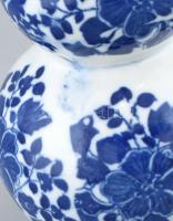 Kínai váza, porcelán, mázalatti kobaltkék virágdíszítménnyel, jelzett, hibátlan, m: 18 cm