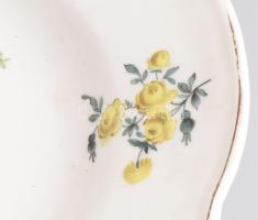 Ungvár virágmintás sültes tál, kézzel festett porcelán, 19, sz. második fele, korának megfelelő kopá...