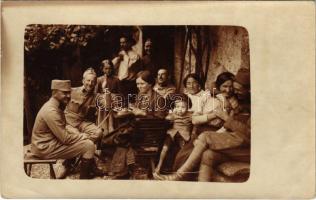 Első világháborús K.u.k. katonák a hadszíntéren vendégségben a helyieknél. photo (EB)