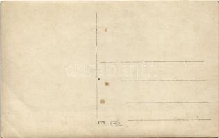 Első világháborús K.u.k. katonák a hadszíntéren vendégségben a helyieknél. photo (EB)