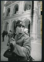 1989 Fegyveres katona romániai forradalom idején Arad főterén Habik S. pecséttel jelzett fotója hátoldalt felirattal 14x16 cm,