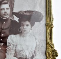 2 db historizáló, üvegezett réz képkeret, 1900 körüli keményhátú fotókkal, látható méret: 20x9x5 cm